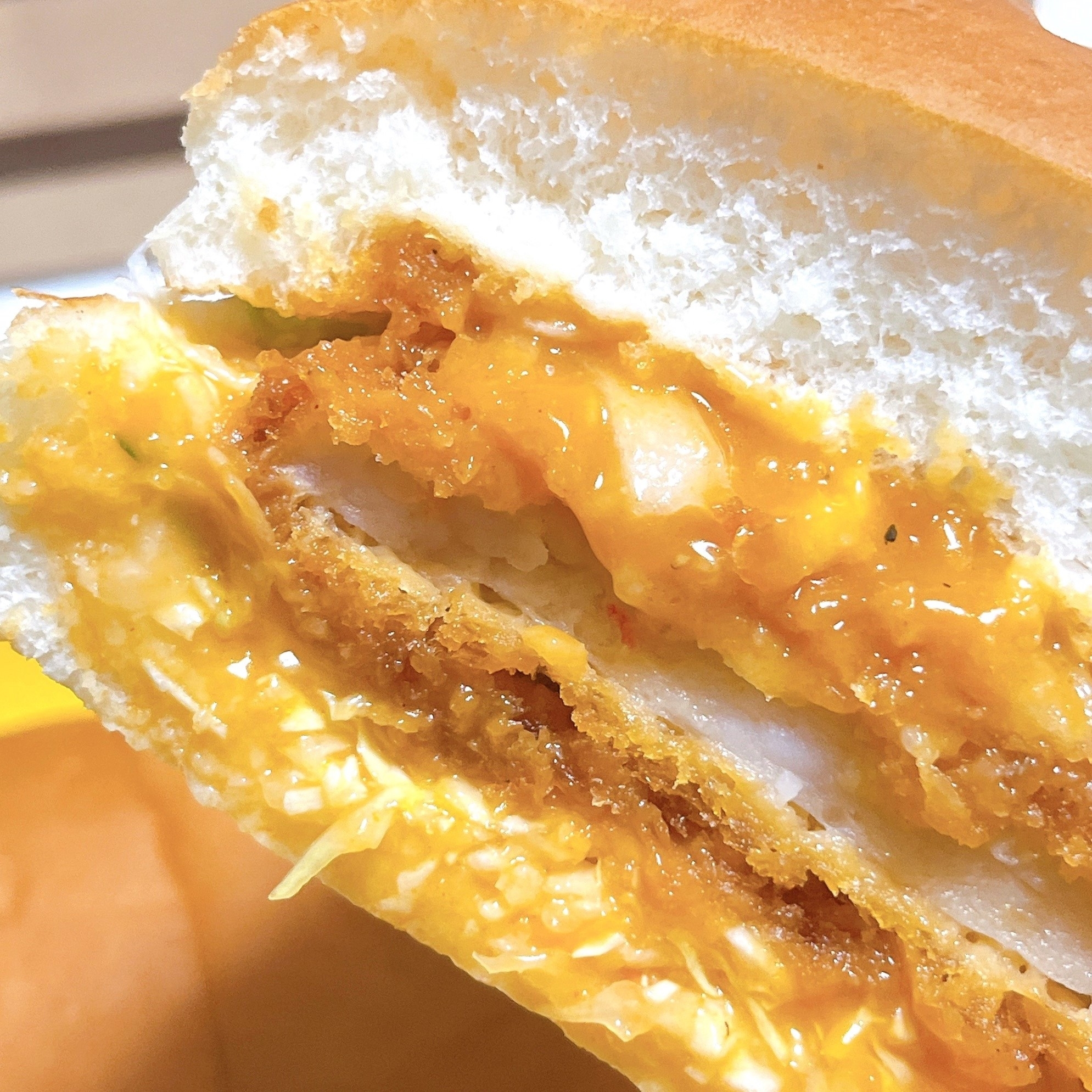 コメダ珈琲店のオススメのメニュー「ガーリックシュリンプカツパン」