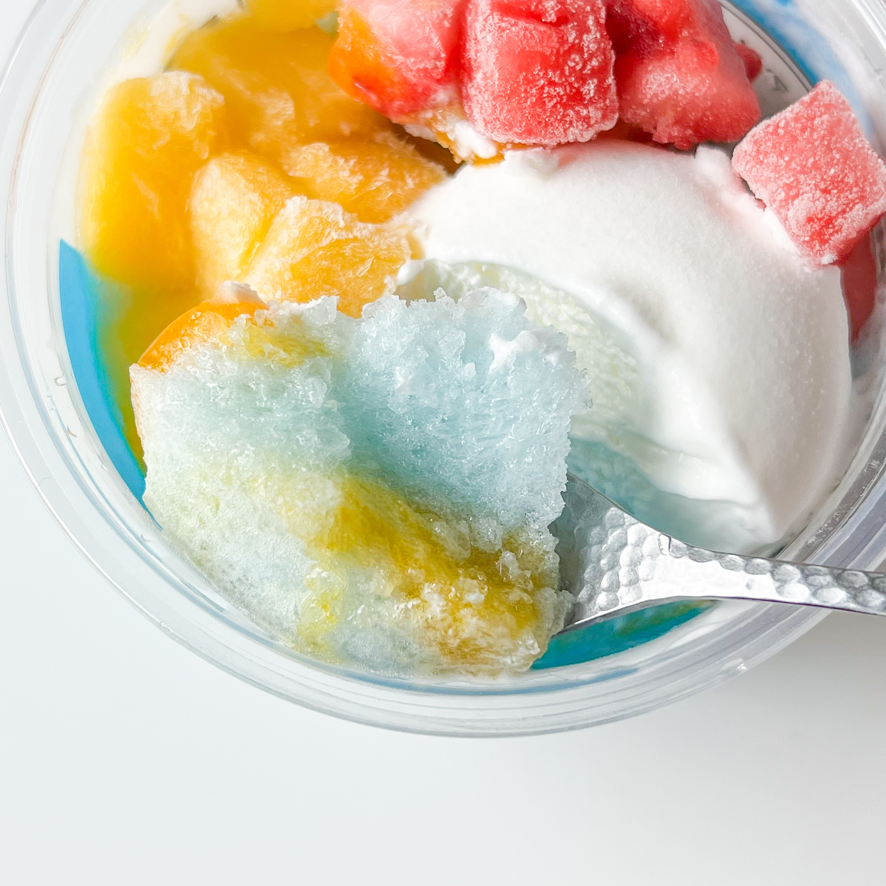 セブン-イレブンのおすすめアイス「マンゴーと苺のブルーハワイ氷」