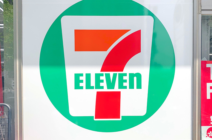 7-Elevenのロゴが表示された看板。