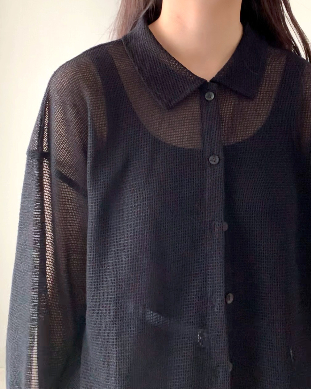 しまむらのおすすめファッションアイテム「カットメッシュシャツ」