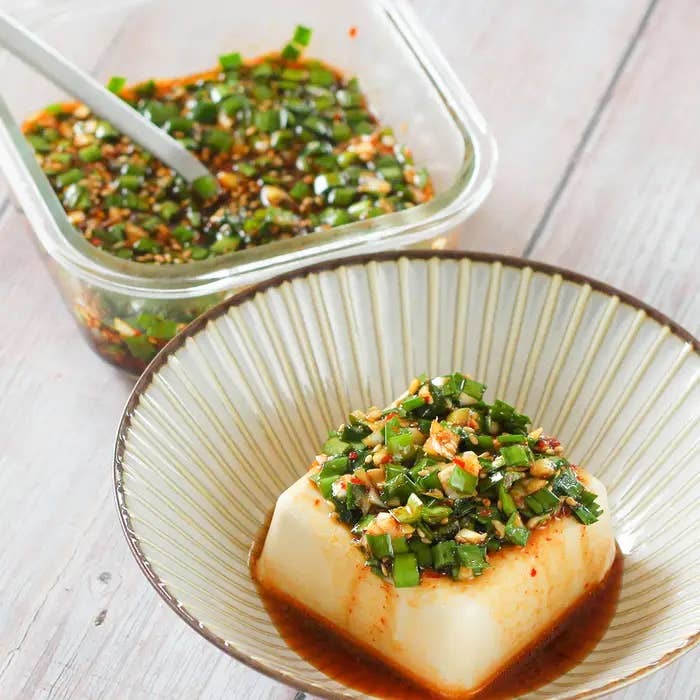 皿に盛られた豆腐とよねぐしが入った調味料。