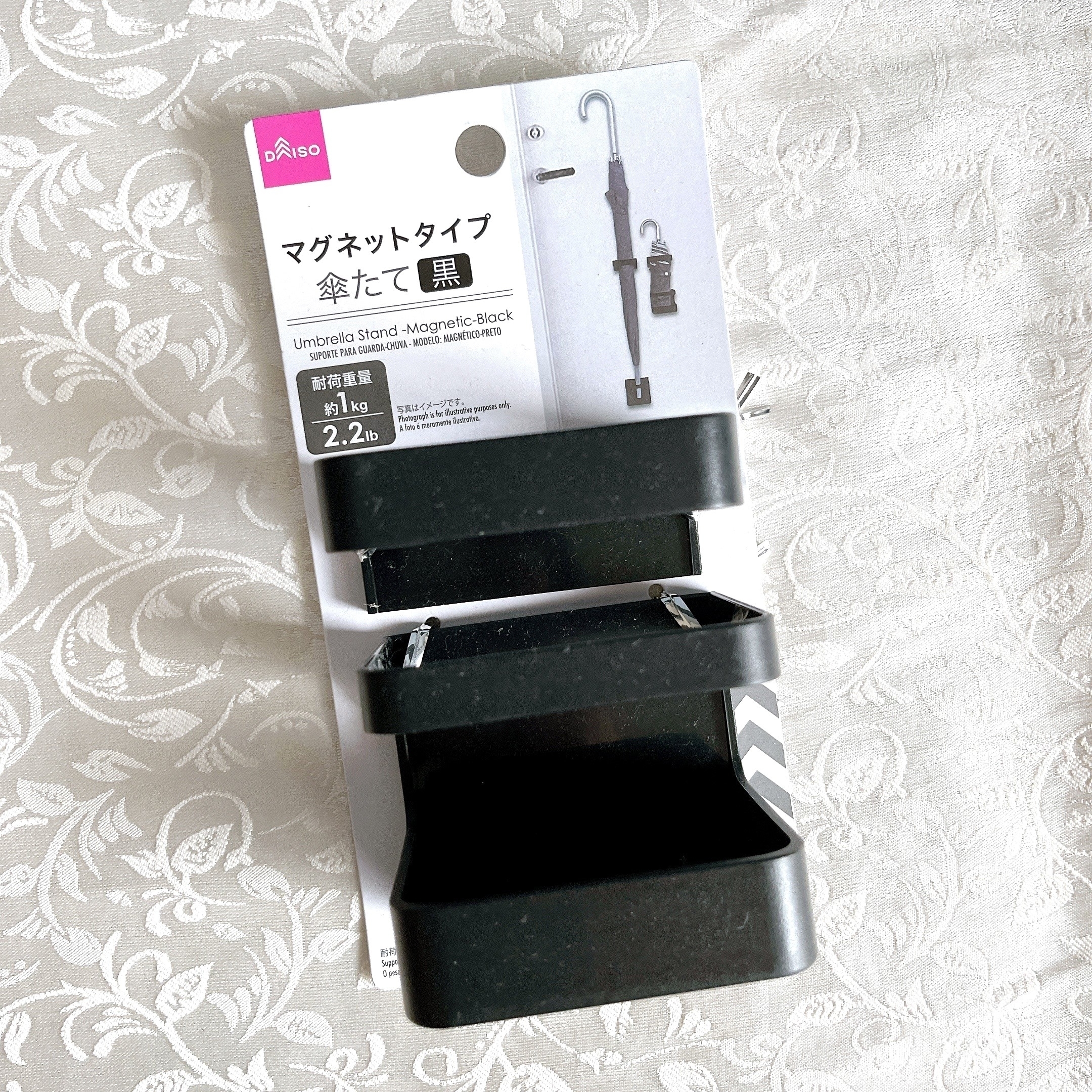 ダイソーのオススメのグッズ「傘たて(マグネットタイプ、黒)」