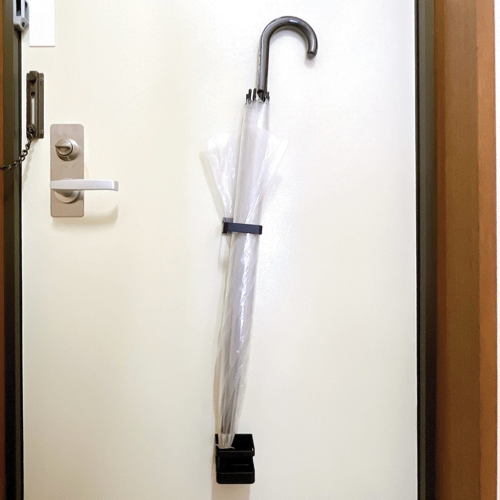 ダイソーのオススメのグッズ「傘たて(マグネットタイプ、黒)」