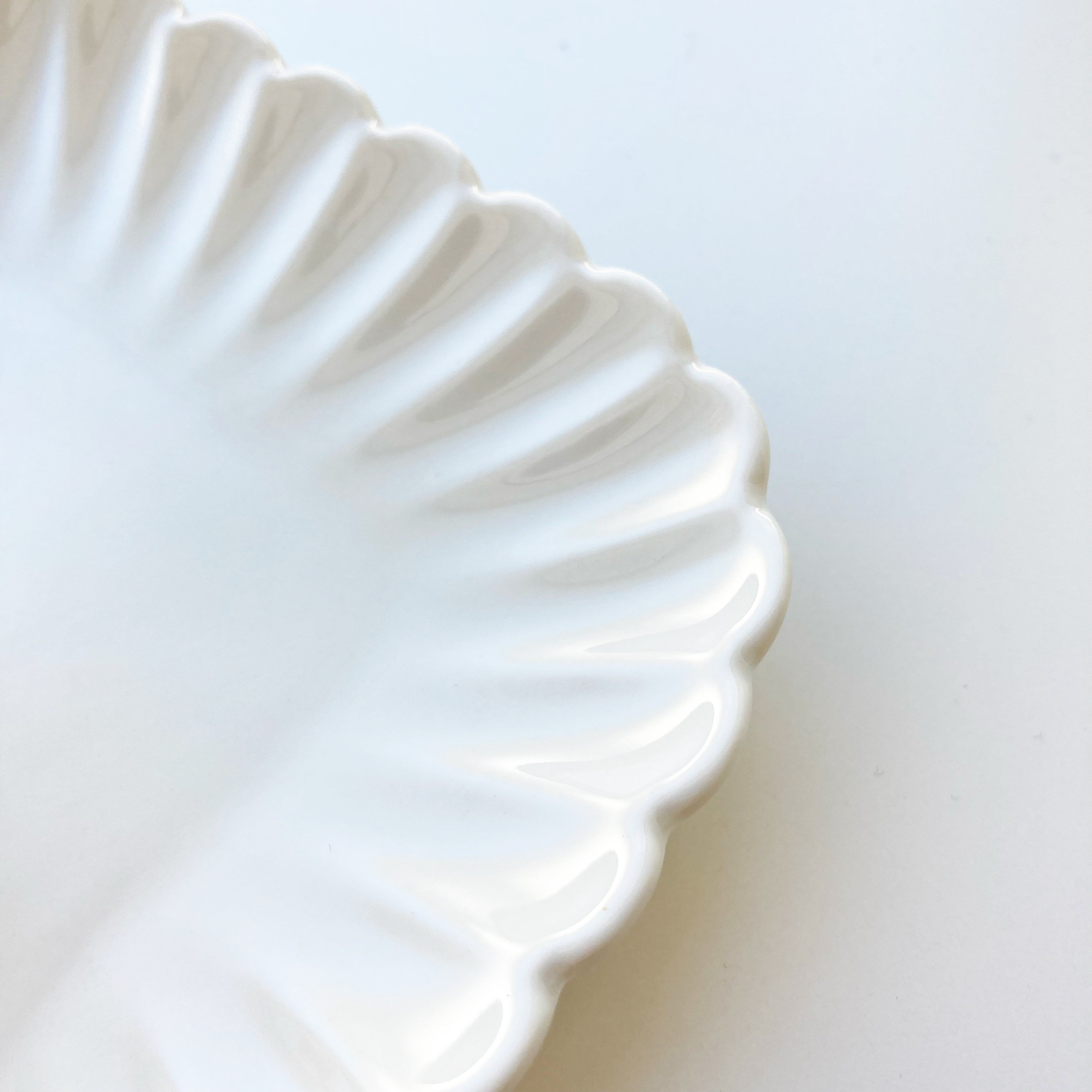 ダイソーのおすすめ雑貨「スクエアプレート（花型、約12cm）」