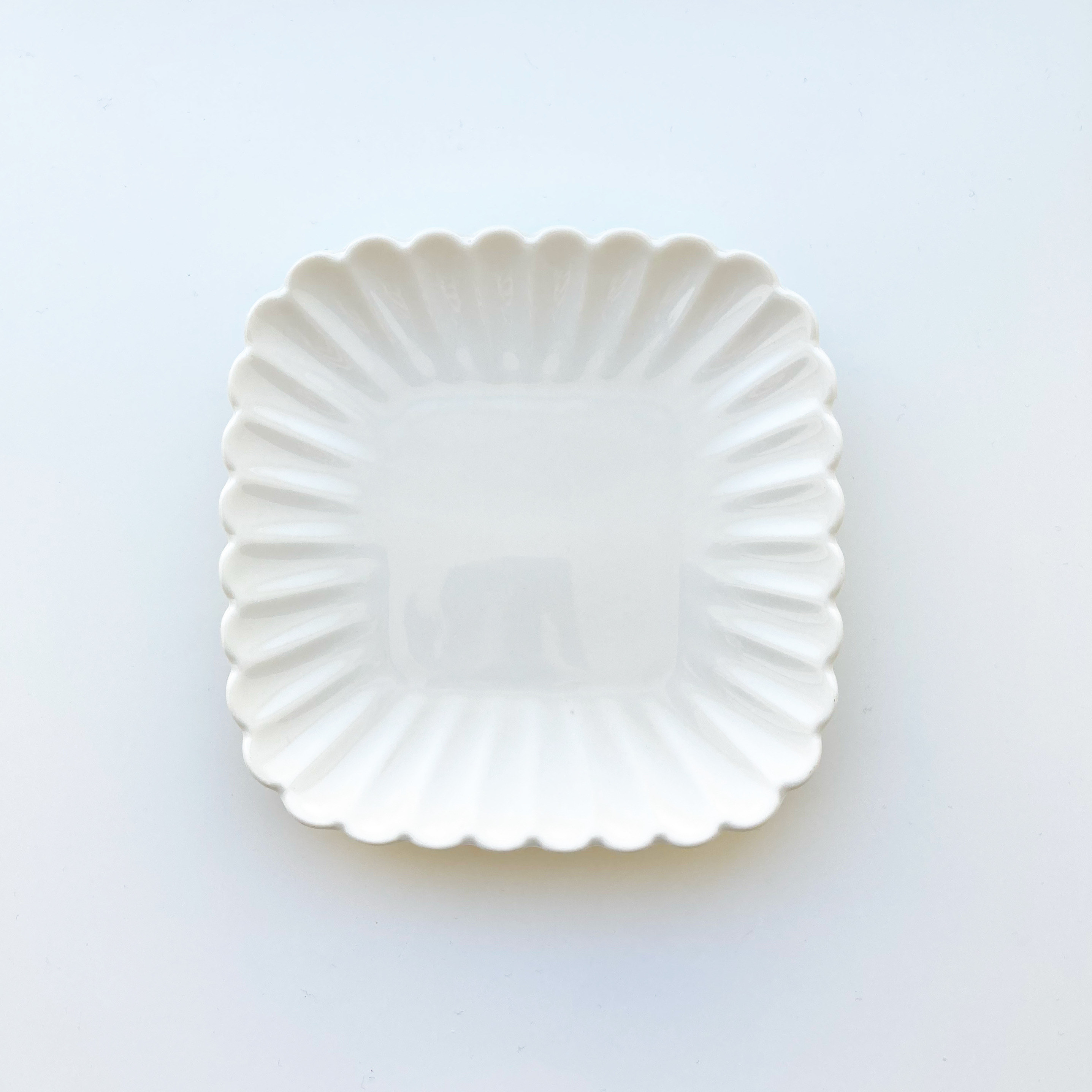 ダイソーのおすすめ雑貨「スクエアプレート（花型、約12cm）」