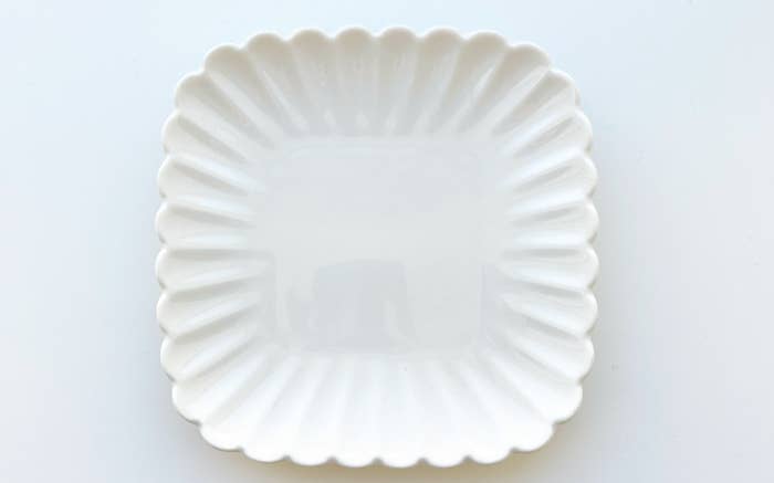 ダイソーのおすすめ雑貨「スクエアプレート(花型、約12cm)」
