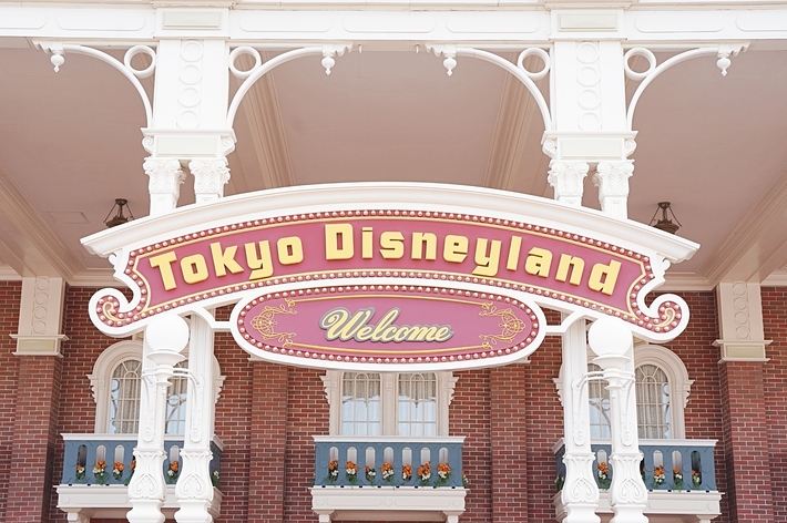 東京ディズニーランドの入り口にある「Tokyo Disneyland Welcome」と書かれた赤い看板。