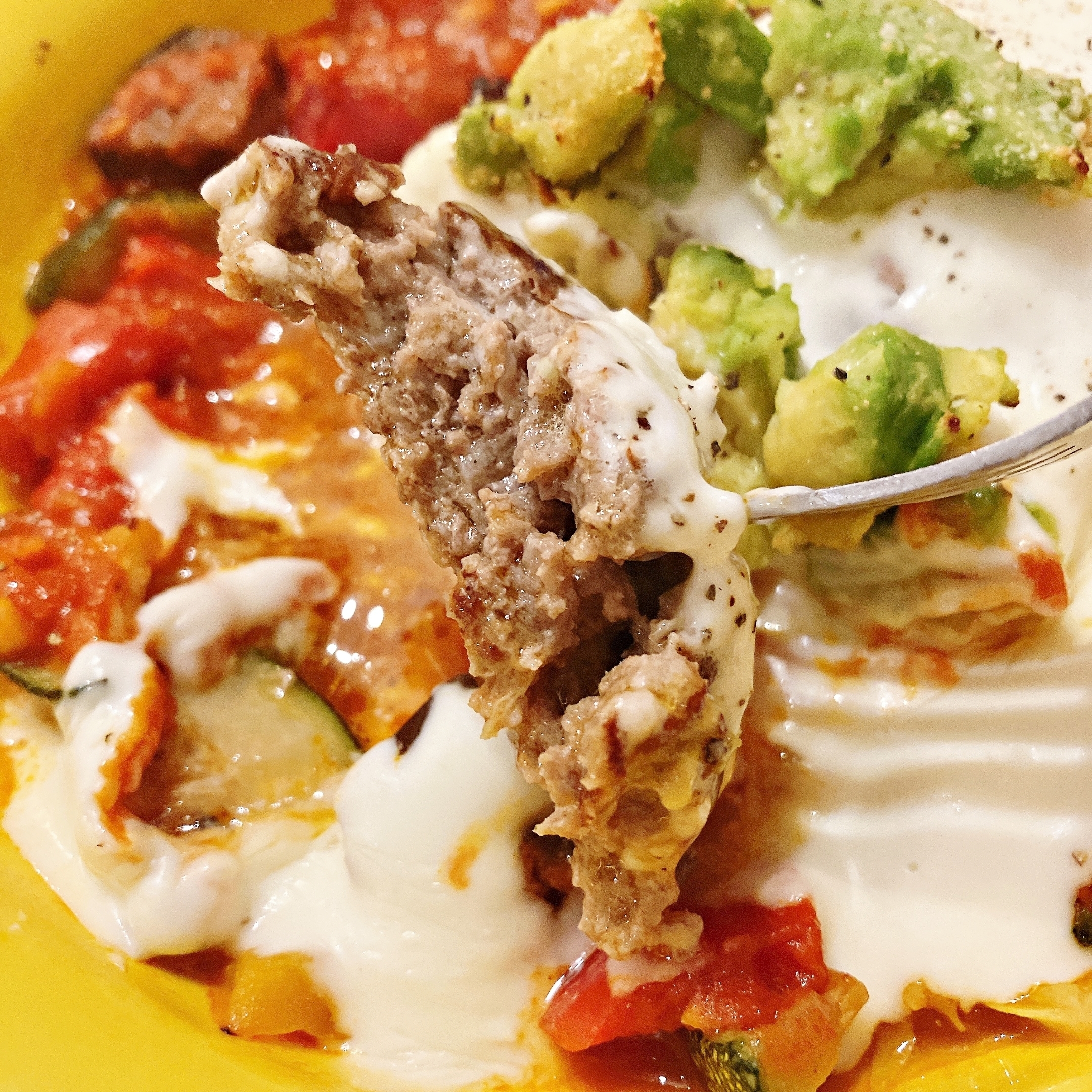 ガストのおすすめフード「焼きアボカドのイタリアン 粗挽きステーキハンバーグ」