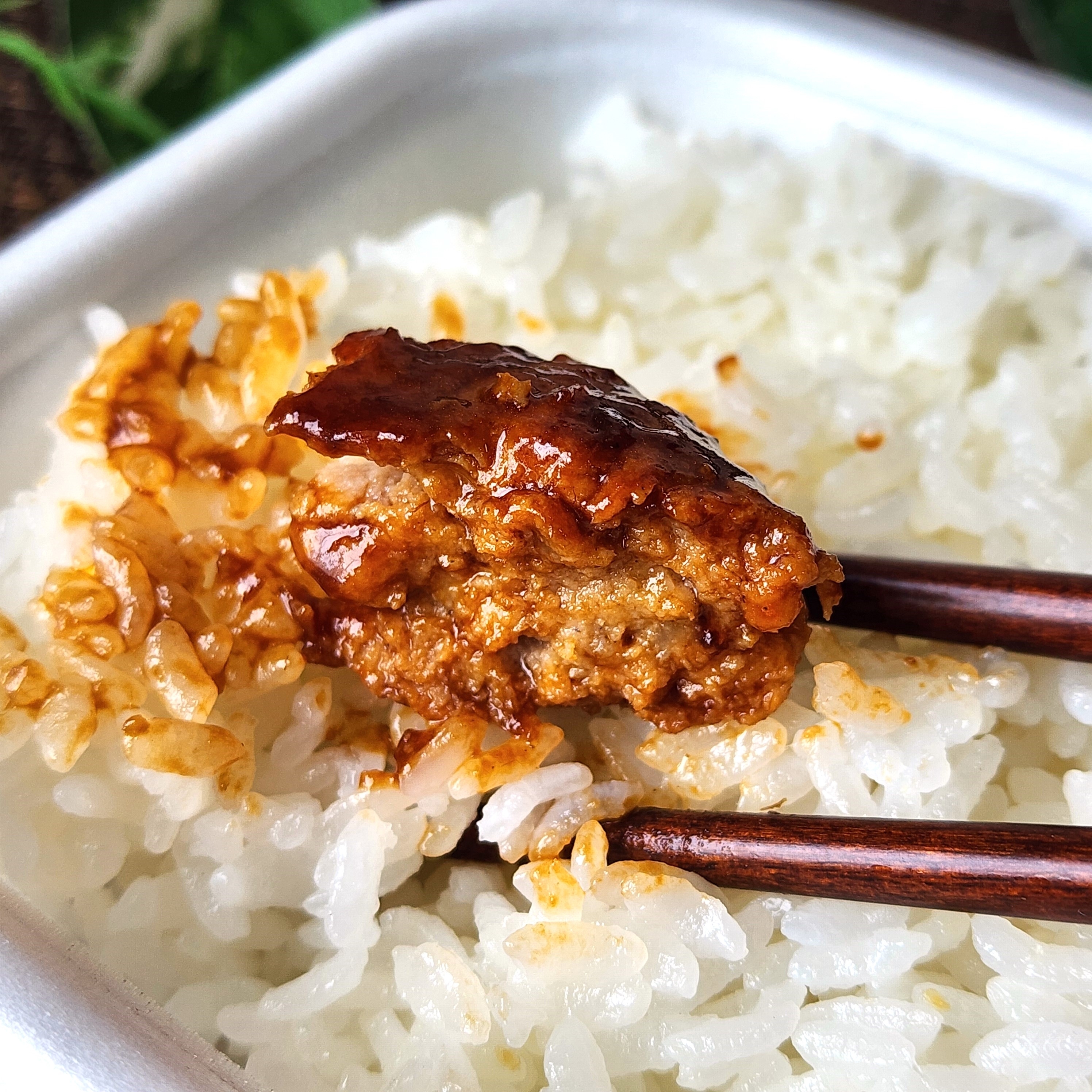 ほっともっとのおすすめフード「牛すじと野菜をじっくり煮込んだデミソース デミグラスハンバーグ弁当」