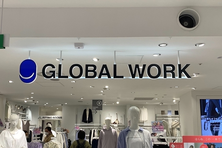 店内の様子：GLOBAL WORKのロゴが掲げられた店内で、複数のマネキンとディスプレイが見える。奥にはお客さんも。