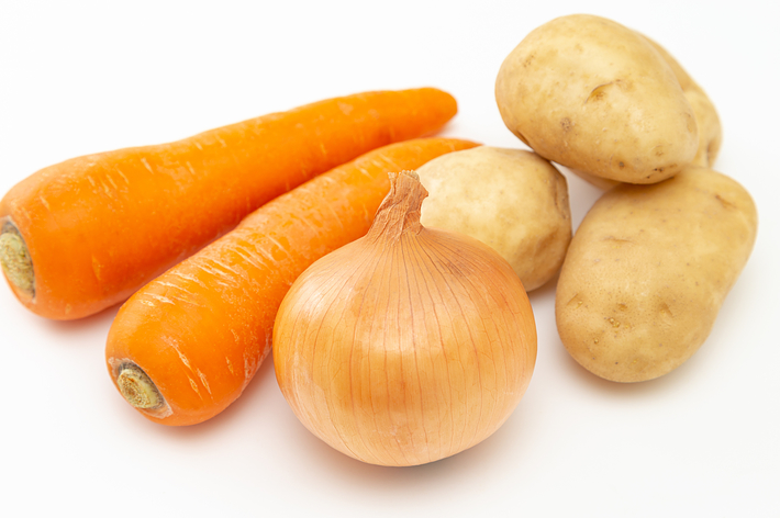 にんじん2本、じゃがいも3個、玉ねぎ1個が並べられた写真です。