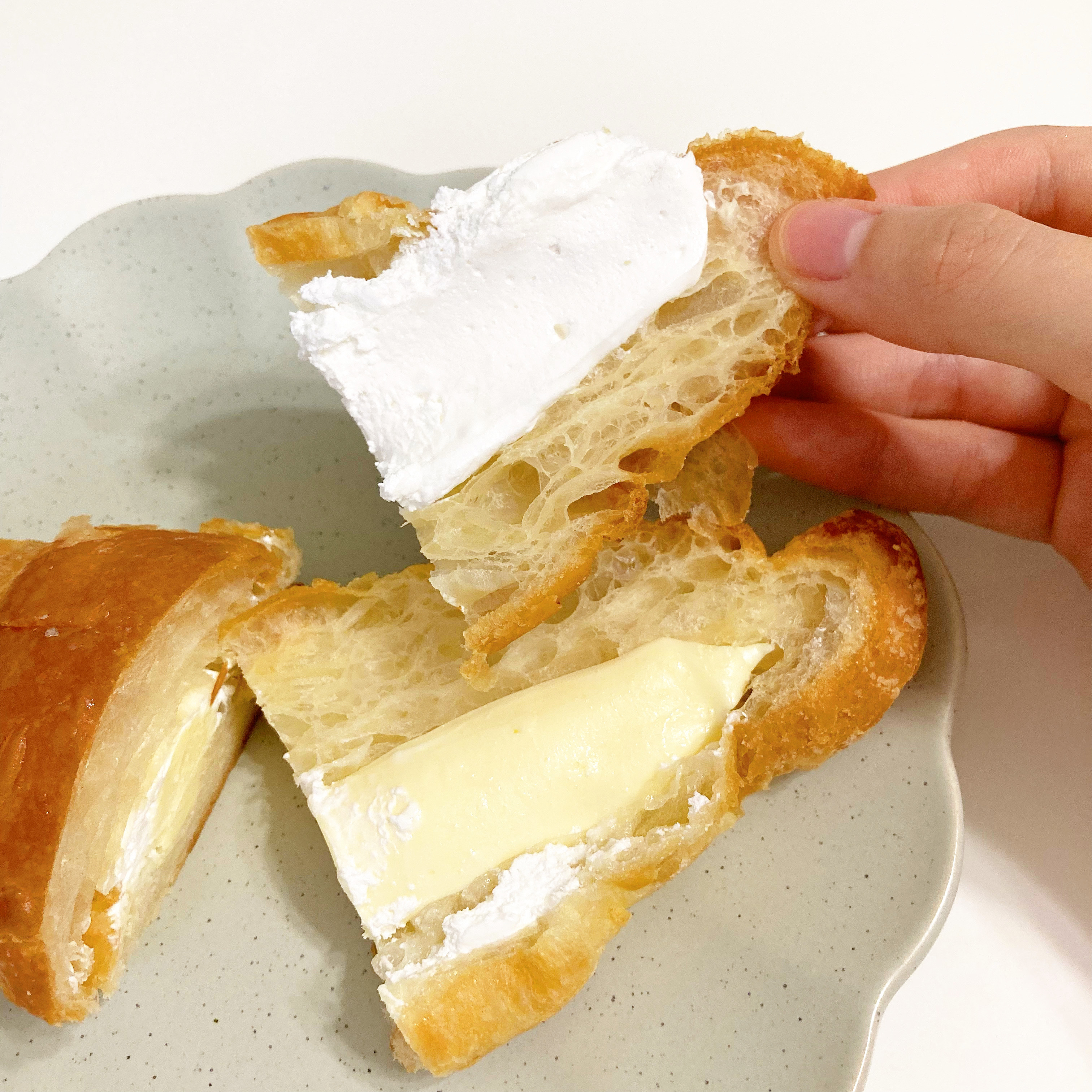 ファミリーマートのおすすめパン「生クロワッサン（ダブルミルク）」