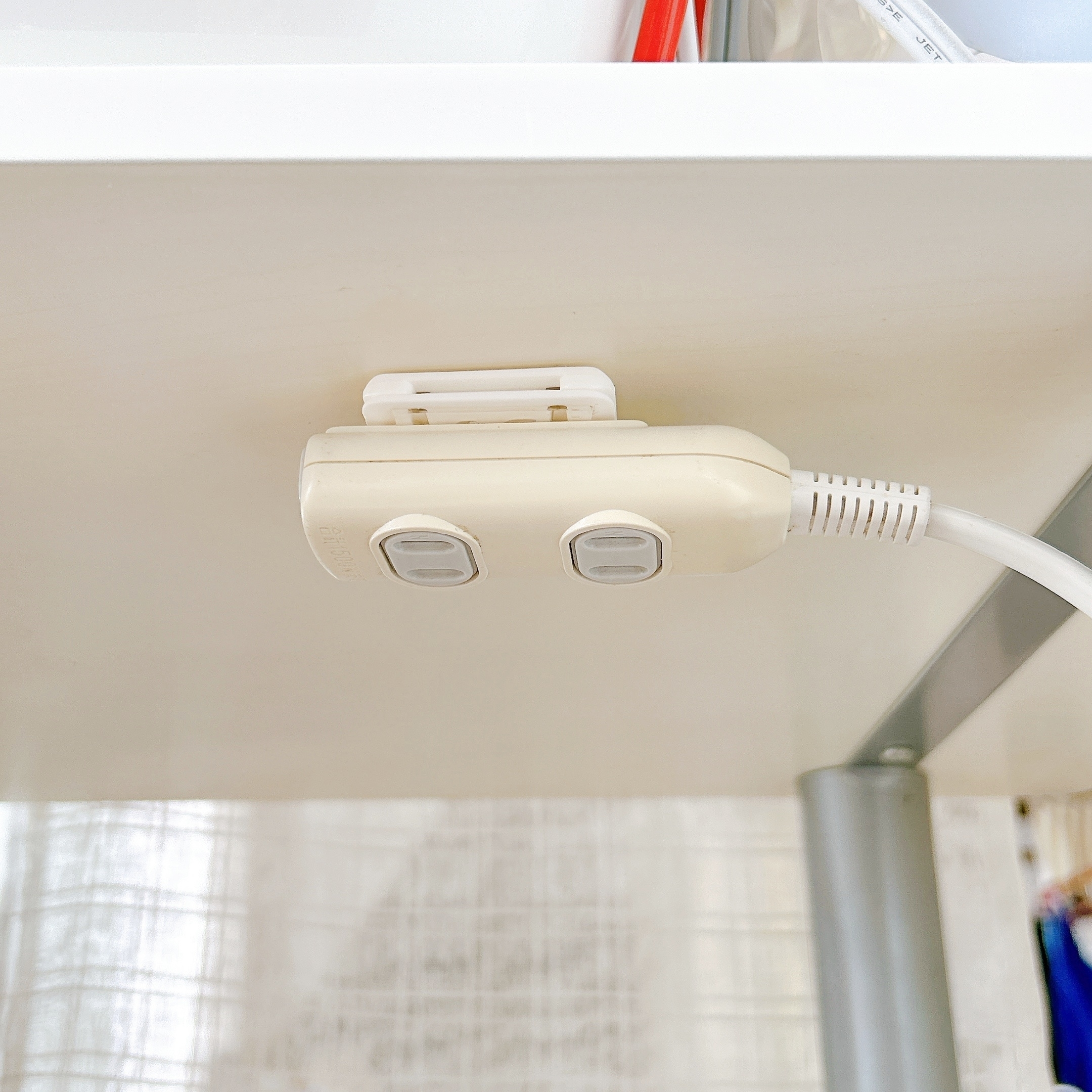 DAISO(ダイソー)のおすすめ便利グッズ「電源タップ固定器」