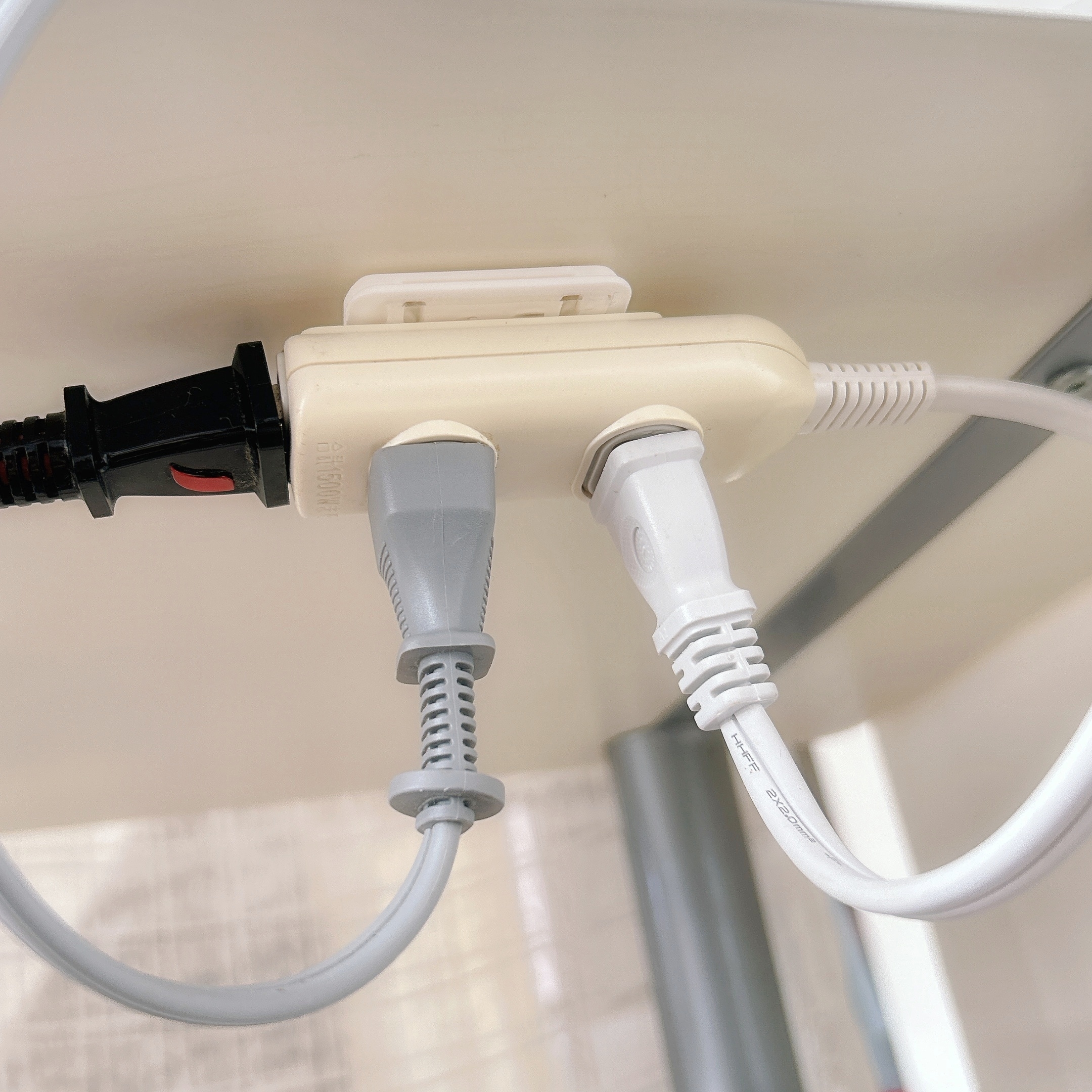 DAISO(ダイソー)のおすすめ便利グッズ「電源タップ固定器」