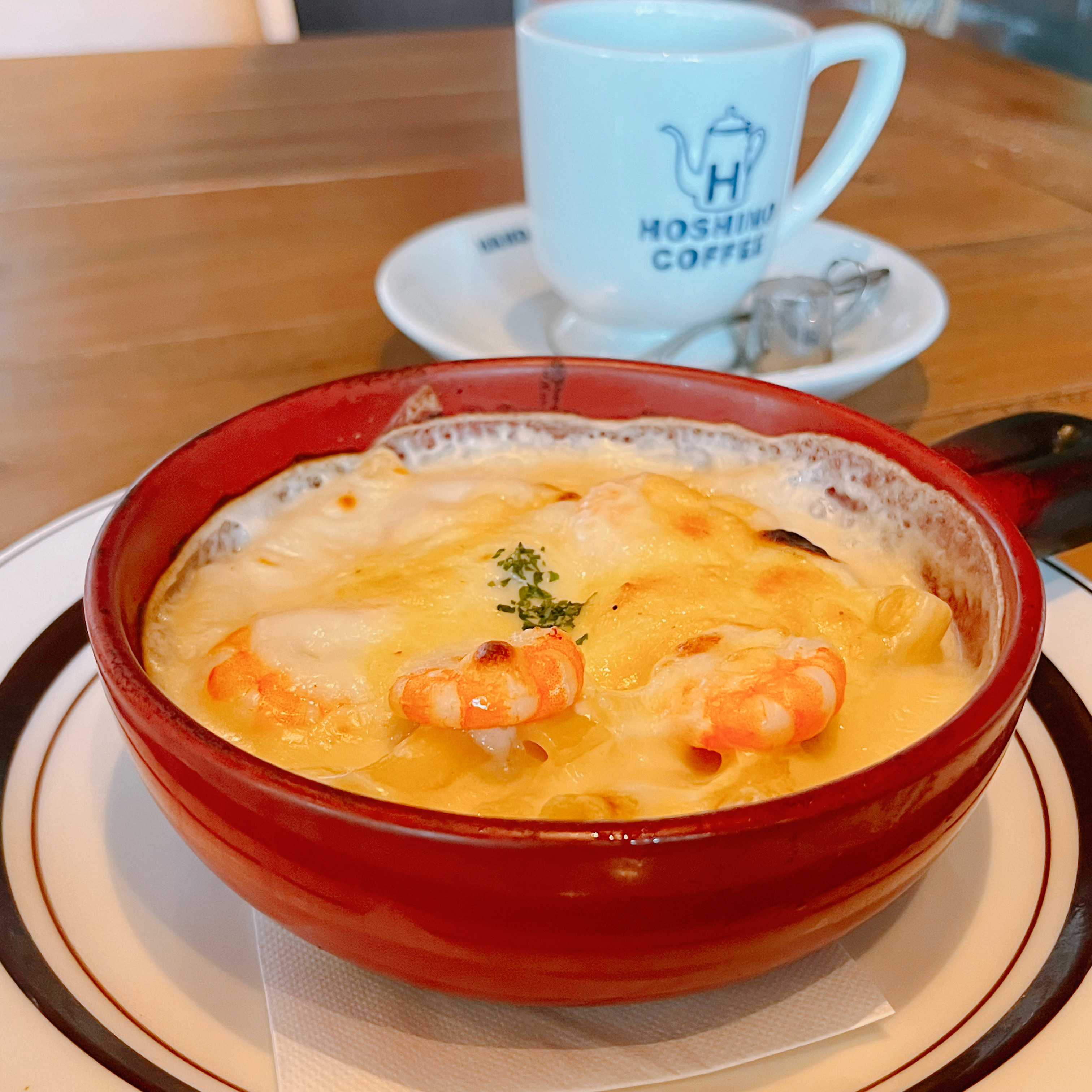 星乃珈琲のおすすめフード「海老とモッツァレラチーズのグラタン」