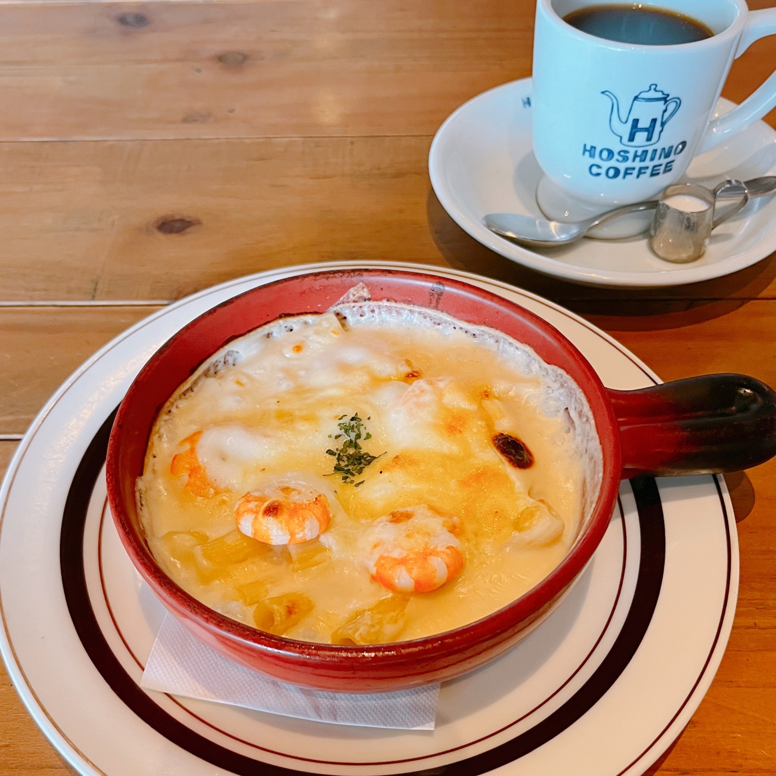 星乃珈琲のおすすめフード「海老とモッツァレラチーズのグラタン」