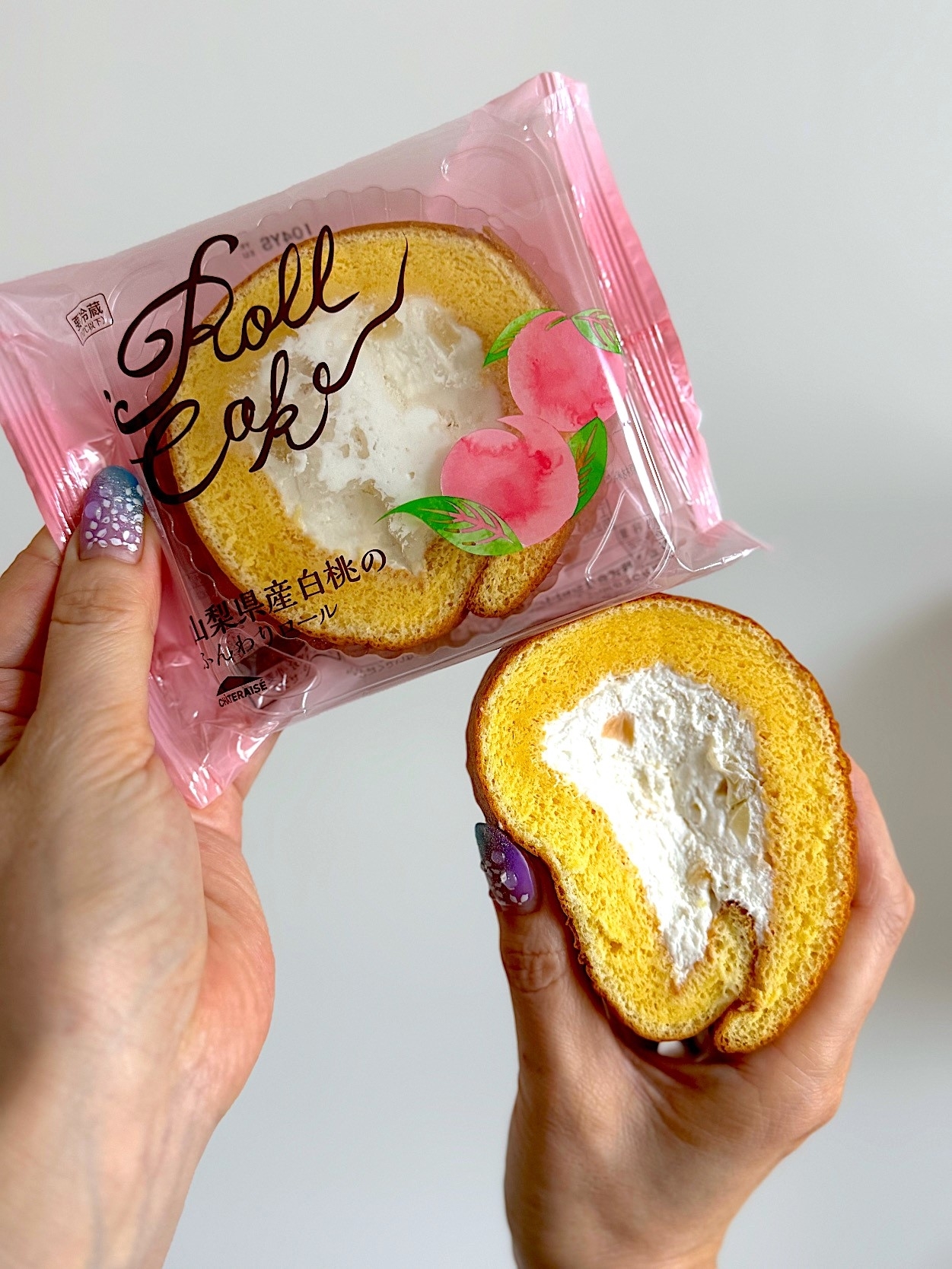 シャトレーゼのオススメのスイーツ「山梨県産白桃のふんわりロール」