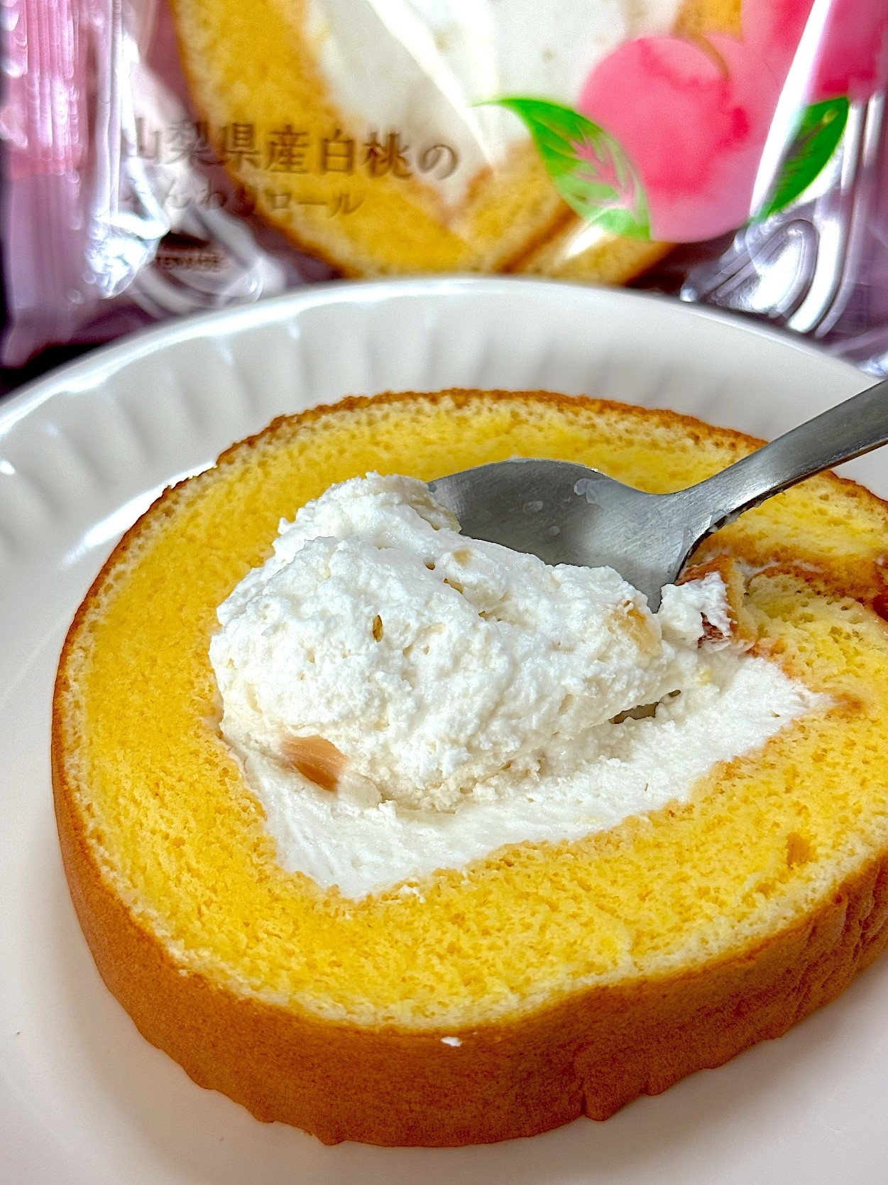 シャトレーゼのオススメのスイーツ「山梨県産白桃のふんわりロール」