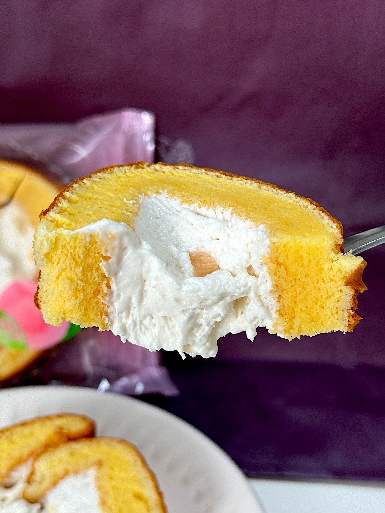 シャトレーゼのオススメのスイーツ「山梨県産白桃のふんわりロール」