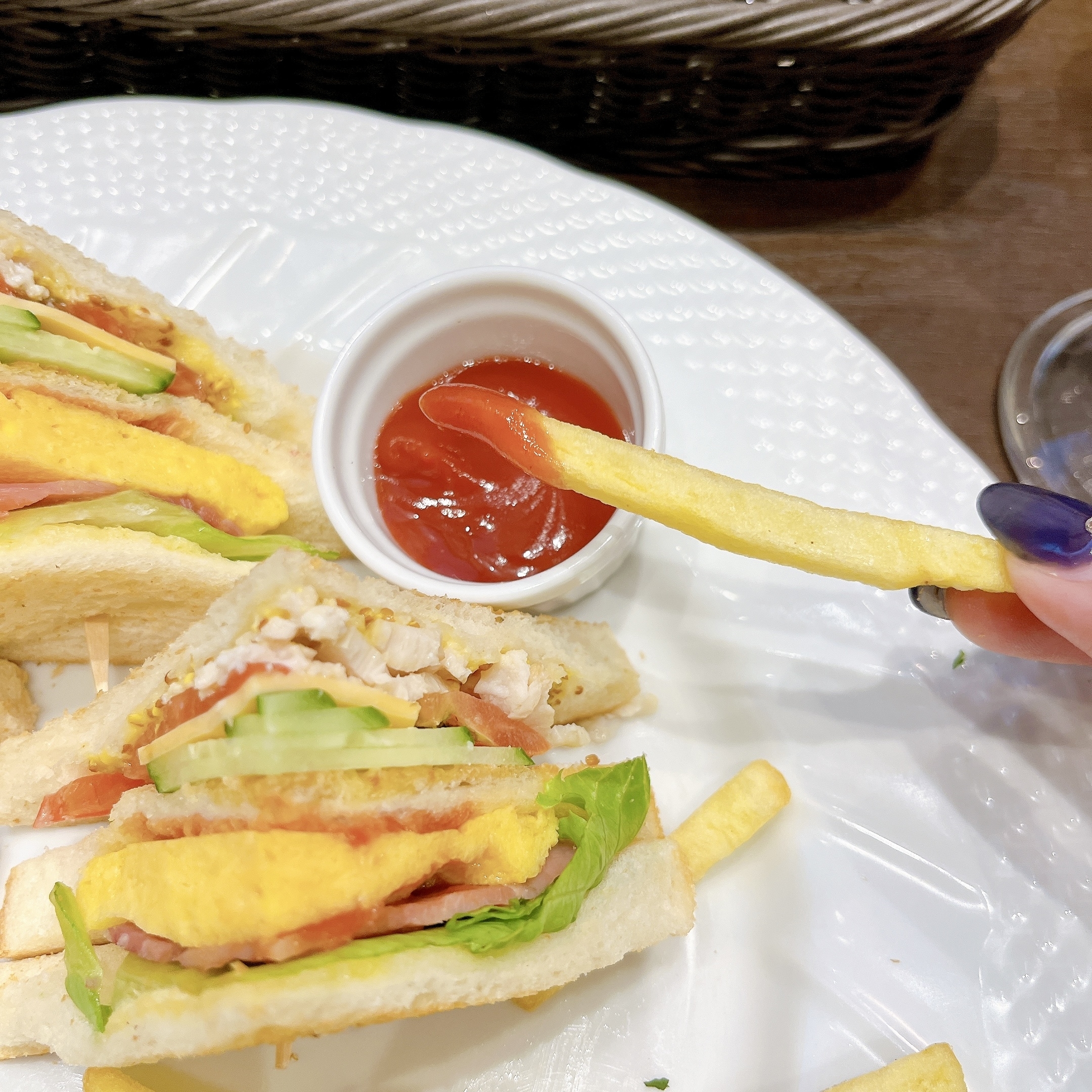 星乃珈琲店のおすすめメニュー「クラブハウスサンド&ポテト〜スモークチキンとベーコン〜」