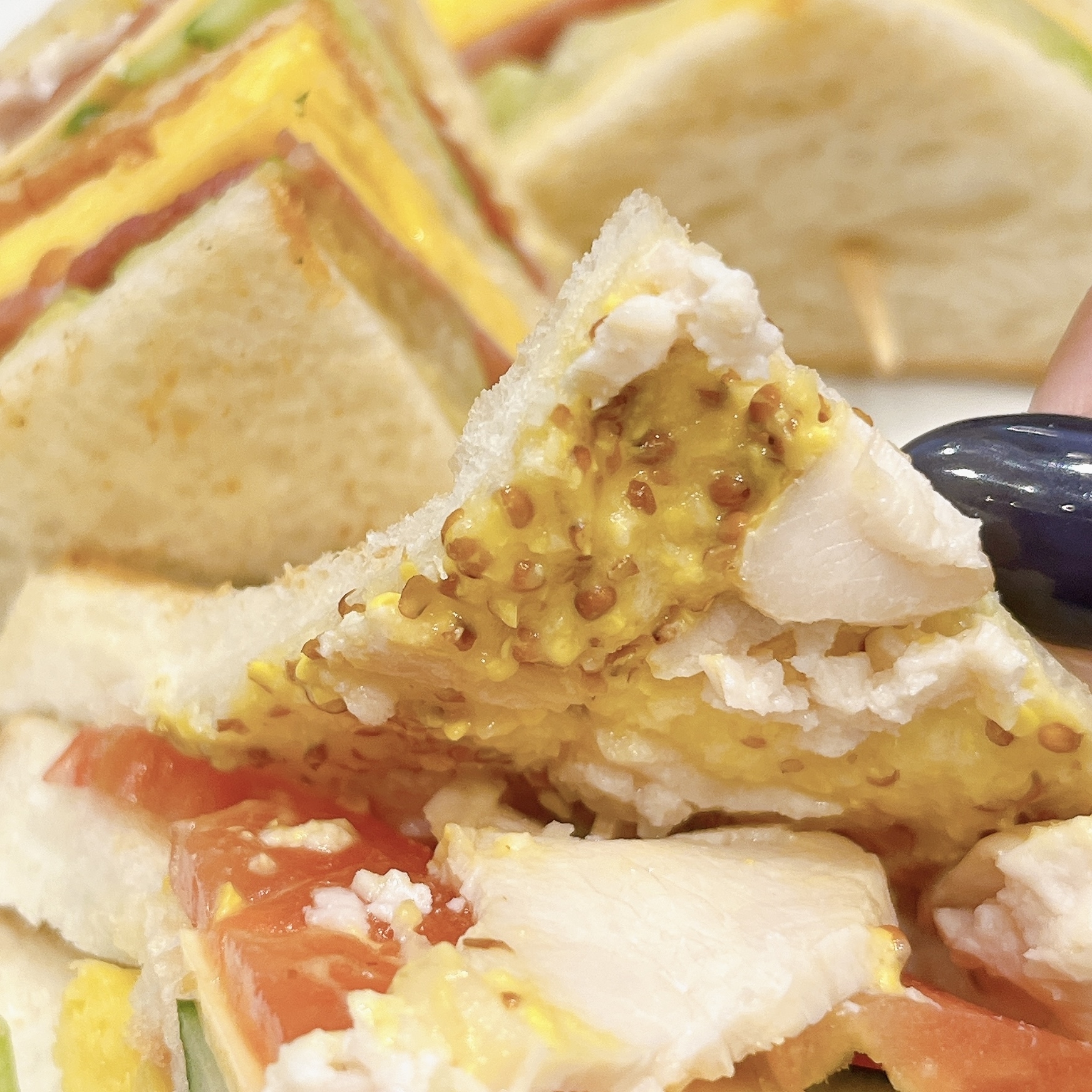 星乃珈琲店のおすすめメニュー「クラブハウスサンド&ポテト〜スモークチキンとベーコン〜」