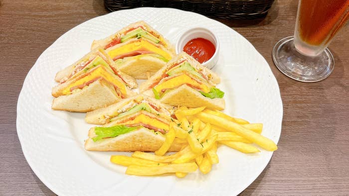 星乃珈琲店のおすすめメニュー「クラブハウスサンド&ポテト〜スモークチキンとベーコン〜」