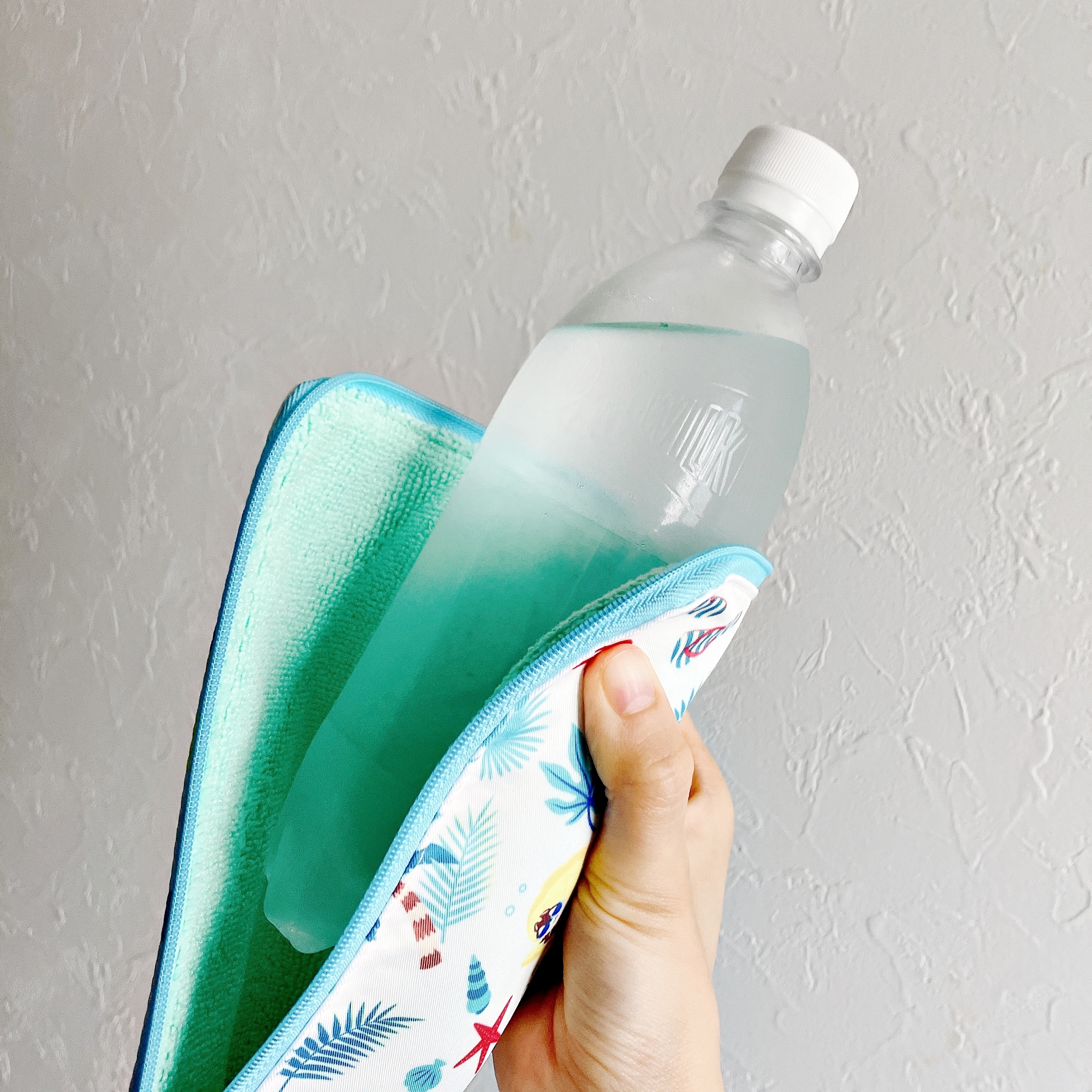 ディズニーランドのおすすめグッズ「ペットボトルケース」