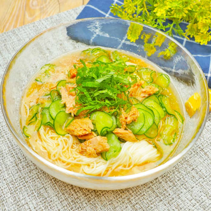 ガラスの器に盛られたソーメンの上に、キュウリのスライスとほぐしたツナがのっている料理。