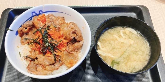 松屋の定番メニュー「キムカル丼」カルビたっぷりでガッツリ食べたい時にオススメ