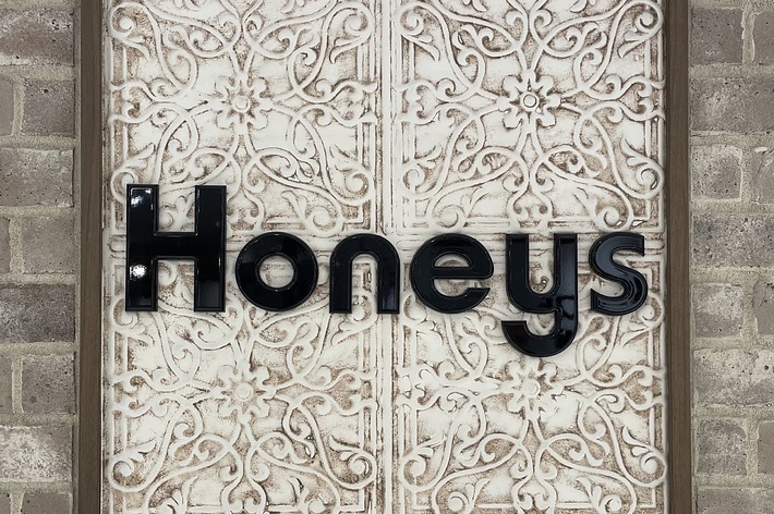 Honeys(ハニーズ)の看板