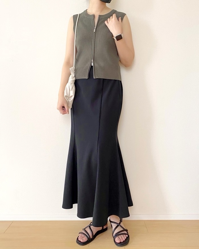 GUのオススメのトップス「ダブルジップセーター（ノースリーブ）」のコーディネート