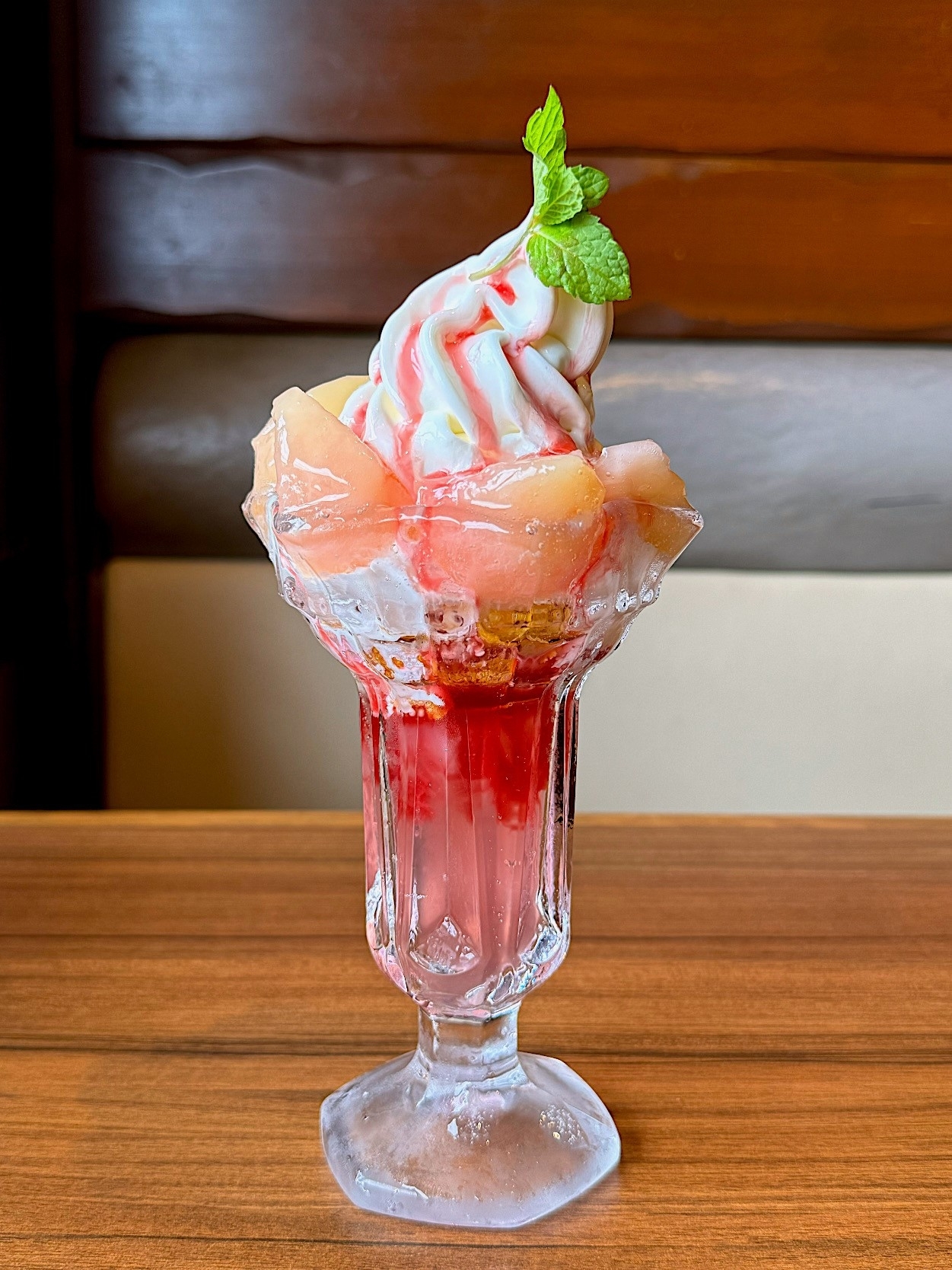 びっくりドンキーのおすすめスイーツ「サマースノーピーチパフェ」