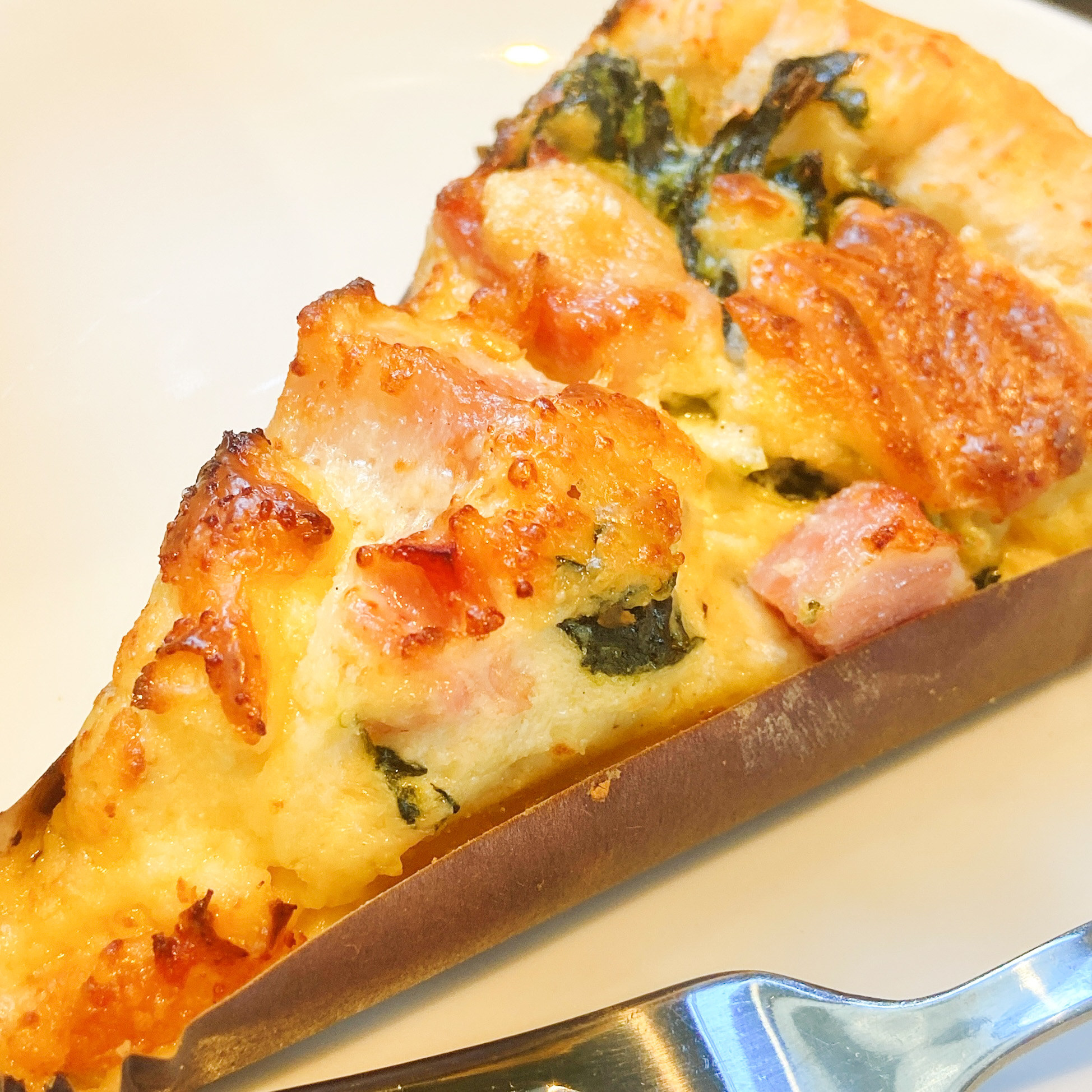 スタバのおすすめフード「ベーコンとほうれん草のキッシュ」