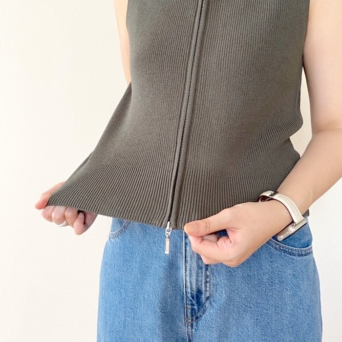 GUのオススメのトップス「ダブルジップセーター（ノースリーブ）」