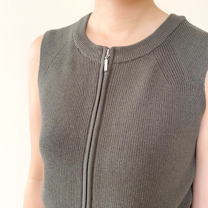 GUのオススメのトップス「ダブルジップセーター（ノースリーブ）」