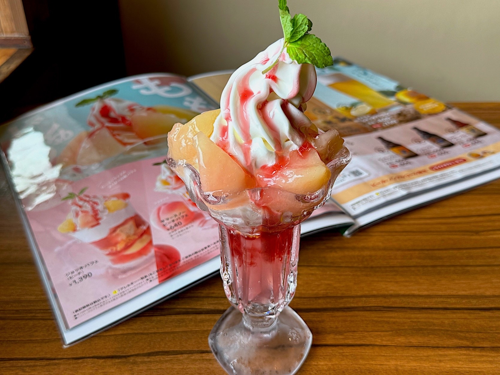 びっくりドンキーのおすすめスイーツ「サマースノーピーチパフェ」