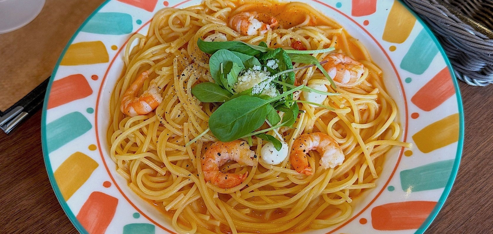 星乃珈琲のオススメのメニュー「海老とモッツァレラチーズのトマトクリームパスタ」
