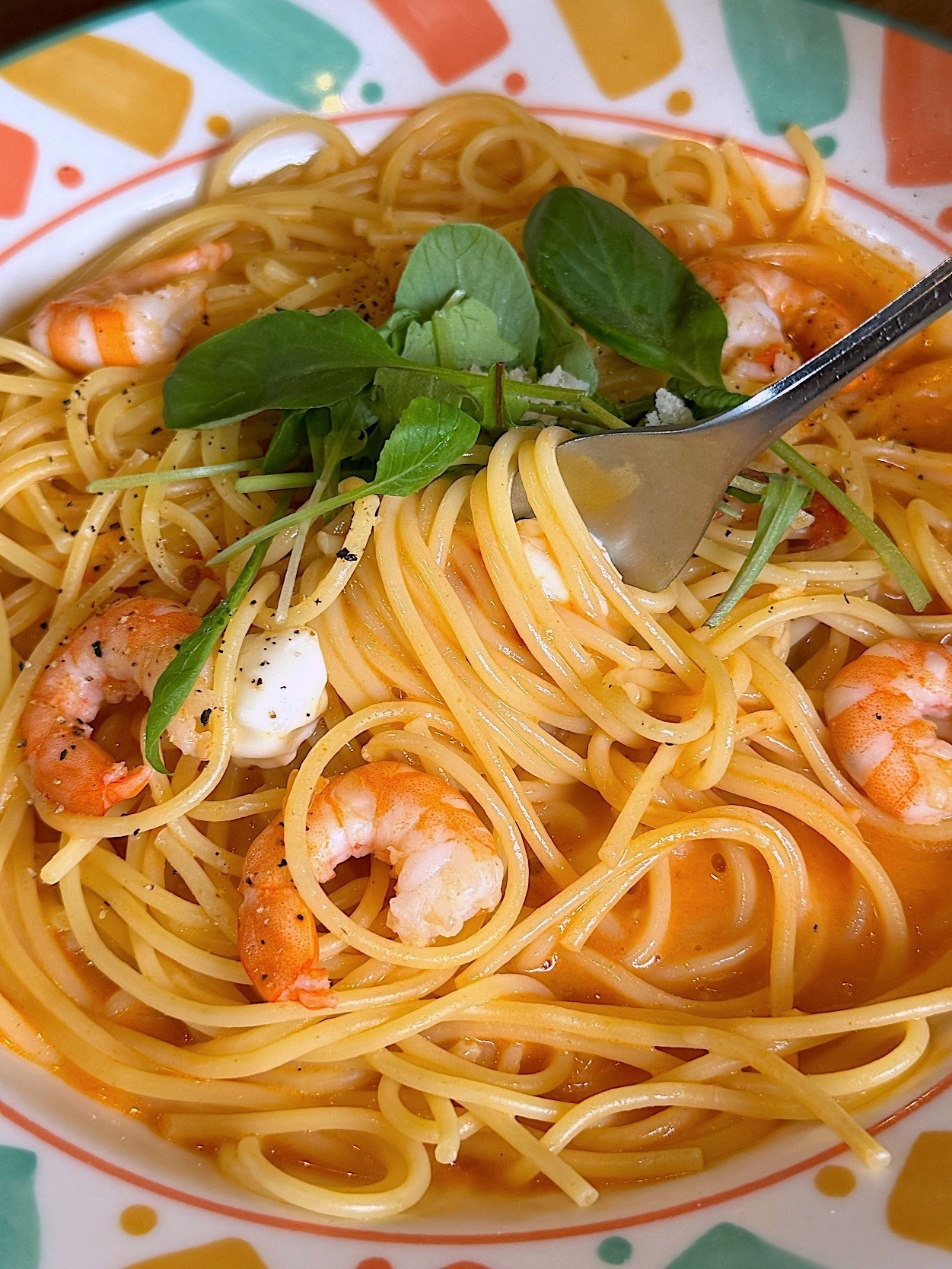 星乃珈琲のオススメのメニュー「海老とモッツァレラチーズのトマトクリームパスタ」