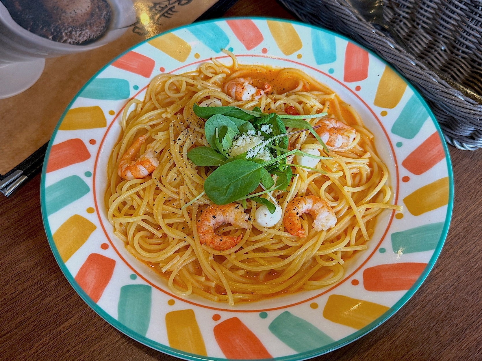 星乃珈琲のオススメのメニュー「海老とモッツァレラチーズのトマトクリームパスタ」