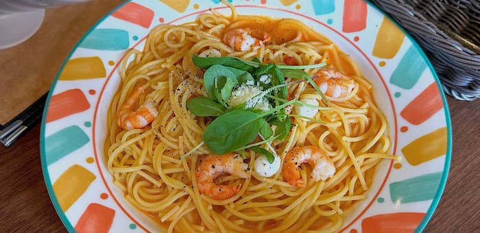 星乃珈琲のオススメのメニュー「海老とモッツァレラチーズのトマトクリームパスタ」