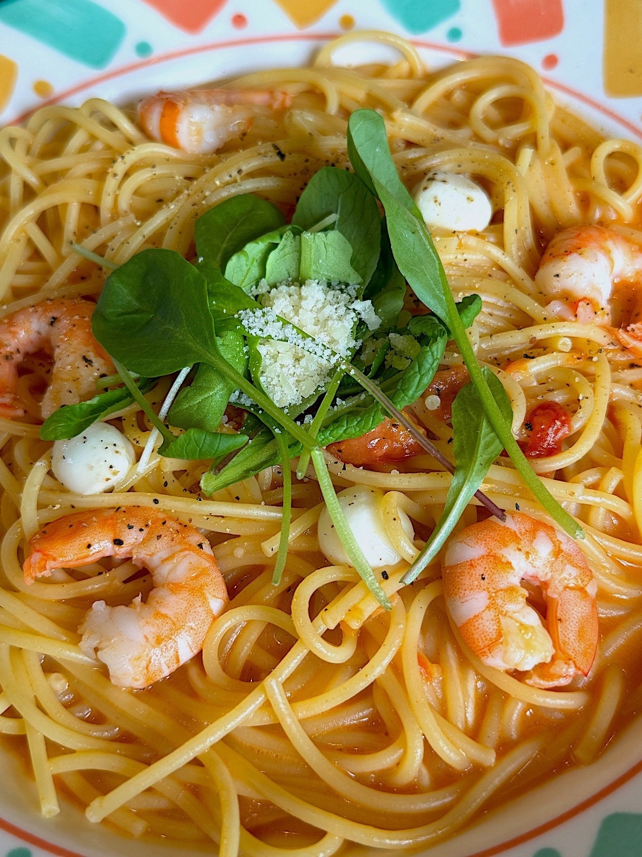 星乃珈琲のオススメのメニュー「海老とモッツァレラチーズのトマトクリームパスタ」