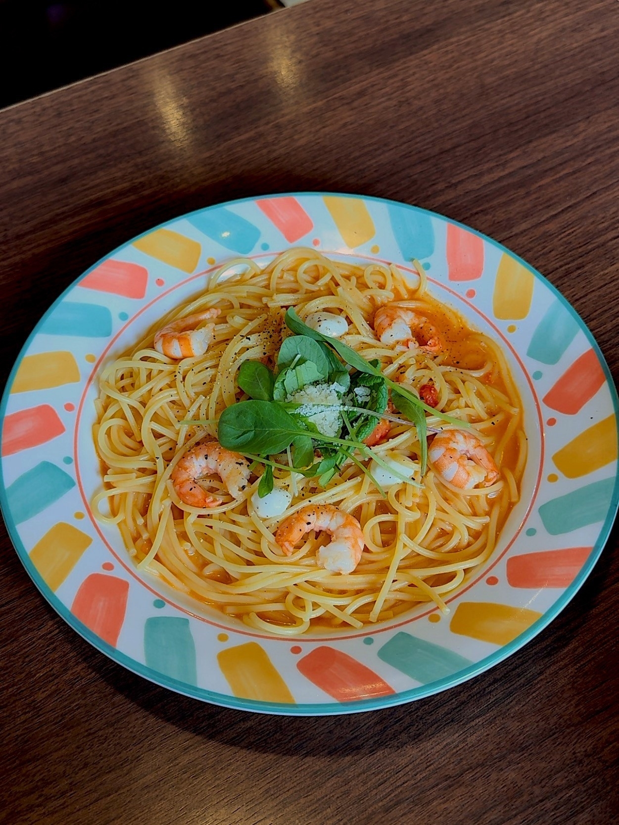 星乃珈琲のオススメのメニュー「海老とモッツァレラチーズのトマトクリームパスタ」