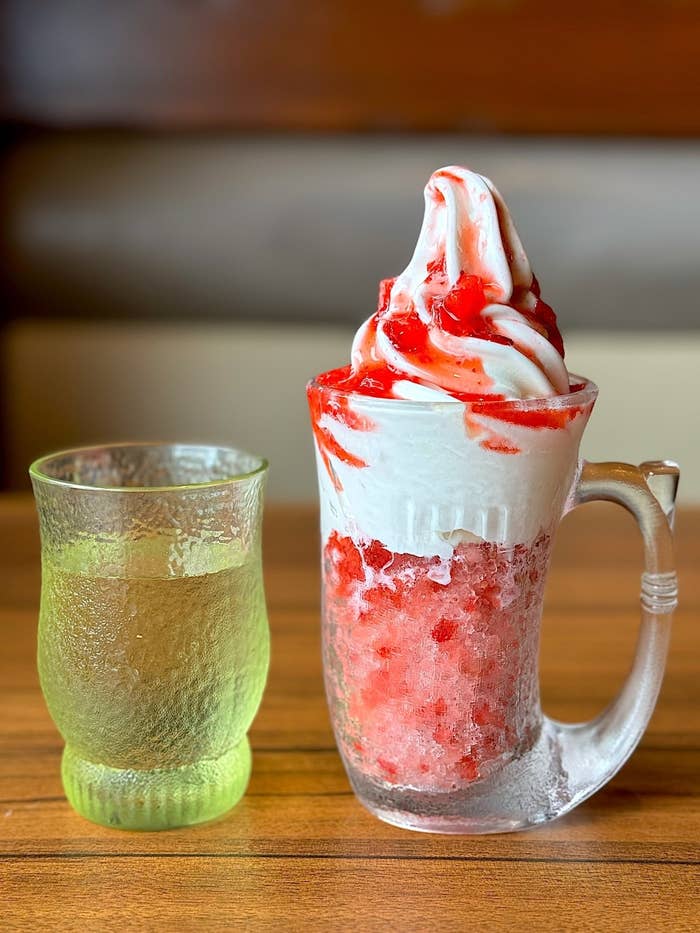 びっくりドンキーのおすすめスイーツ「夏雲かき氷（イチゴ）」