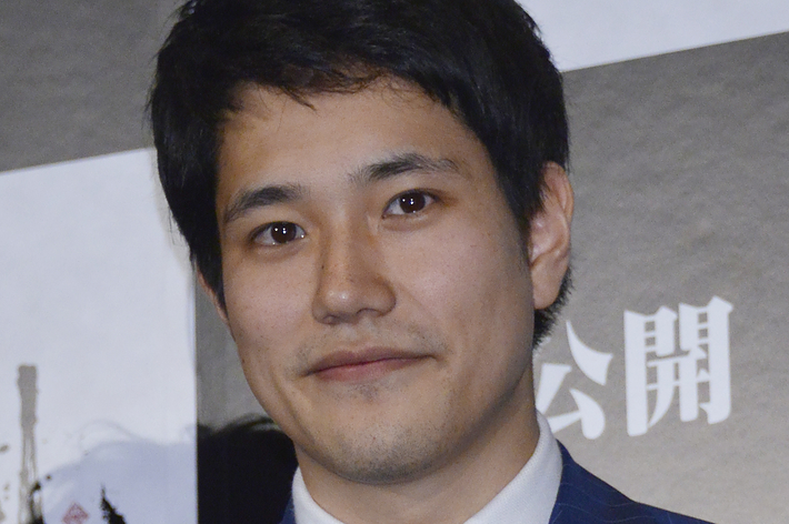 俳優の東出昌大がスーツを着てイベントに出席している姿。