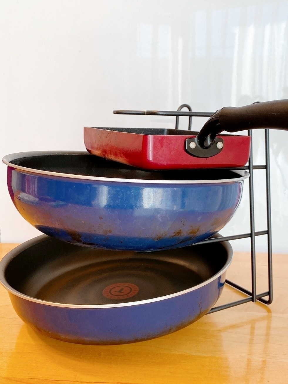 ダイソーのオススメのグッズ「フライパンラック」