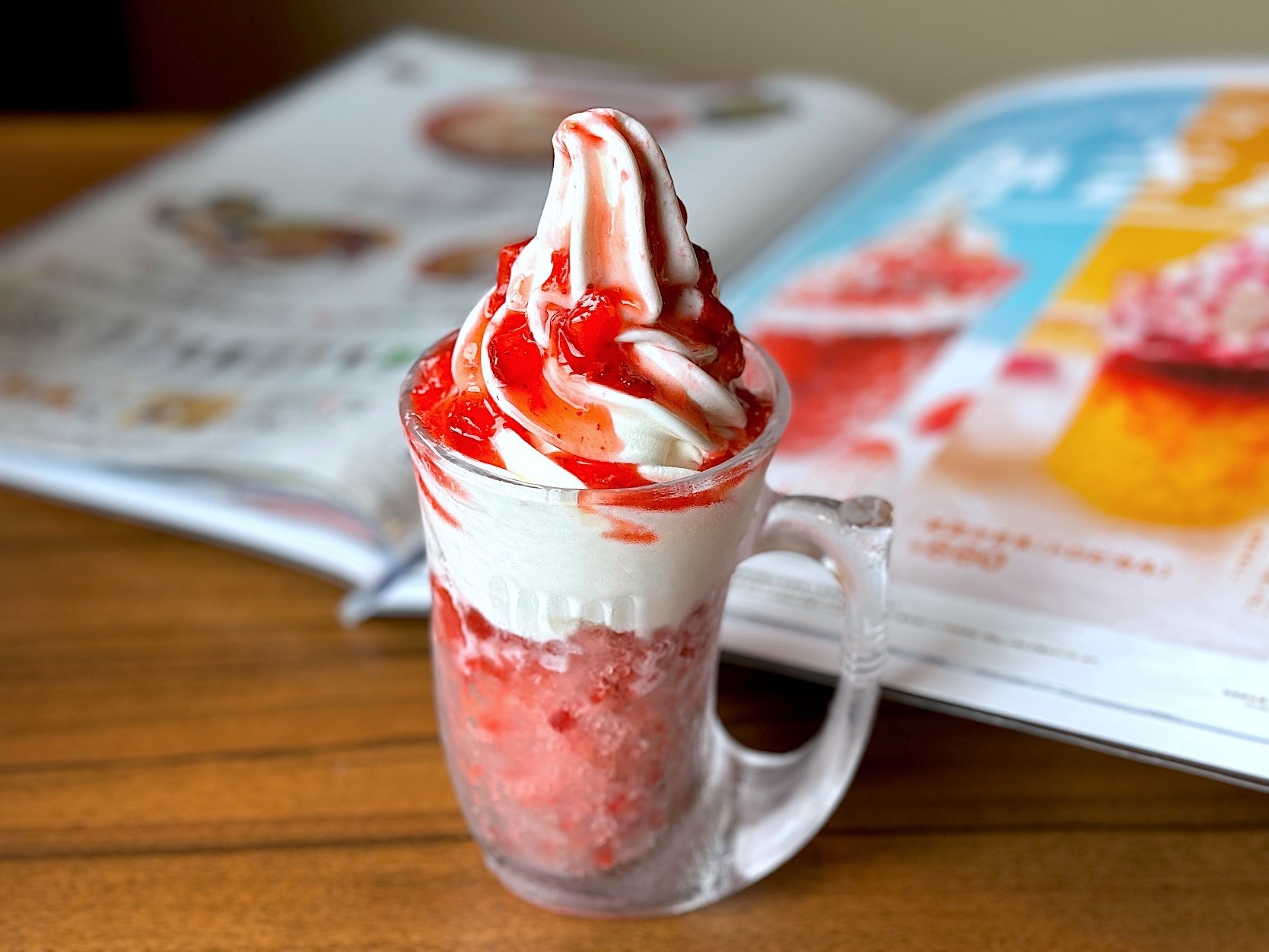 びっくりドンキーのおすすめスイーツ「夏雲かき氷(イチゴ)」