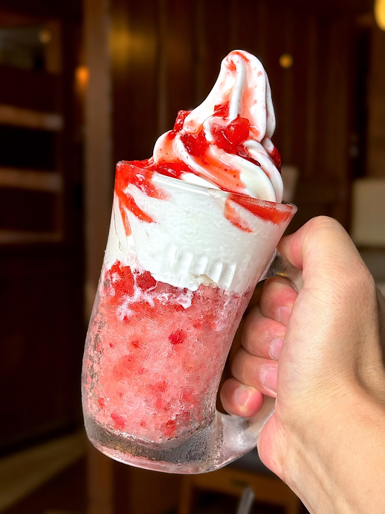 びっくりドンキーのおすすめスイーツ「夏雲かき氷(イチゴ)」