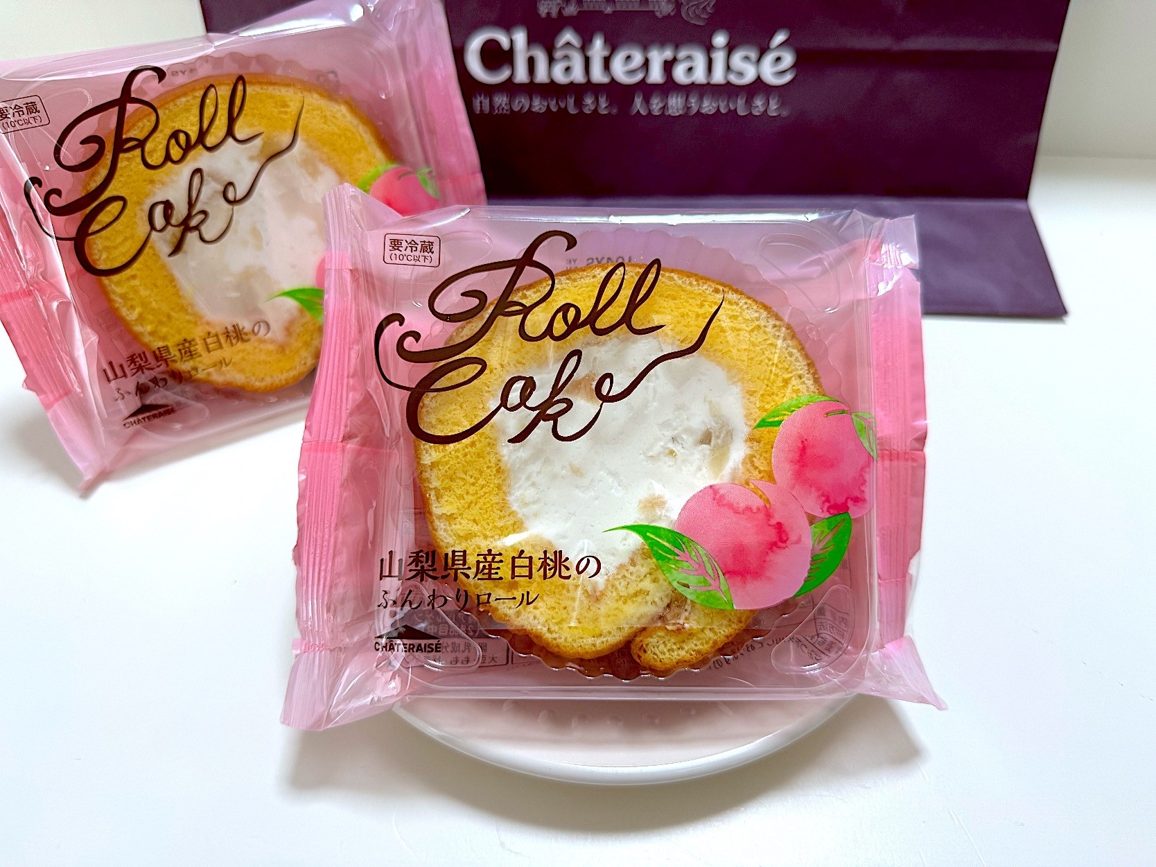 シャトレーゼのおすすめスイーツ「山梨県産白桃のふんわりロール」