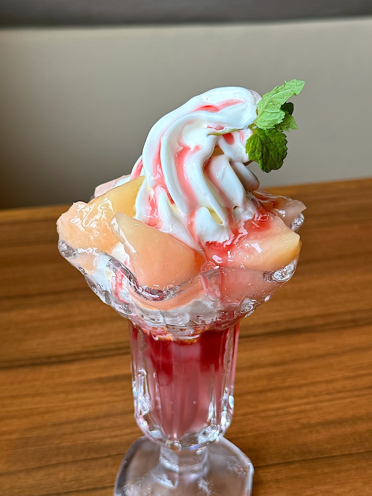 びっくりドンキーのおすすめスイーツ「サマースノーピーチパフェ」