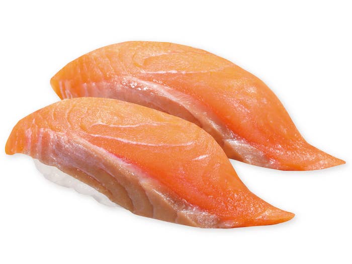 2つのサーモン寿司が並んで置かれている。